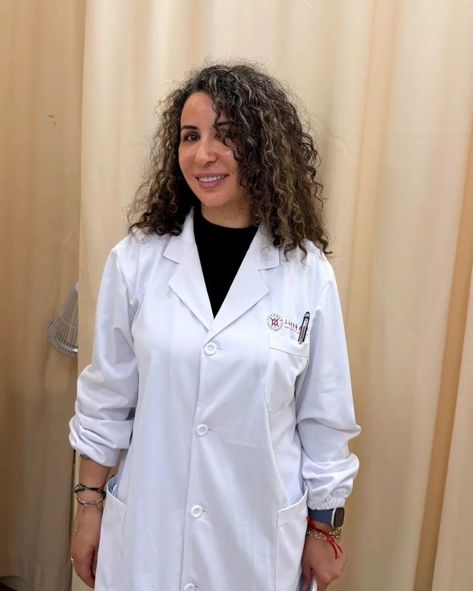 Noura Hincker, praticienne en médecine traditionnelle chinoise, en blouse blanche